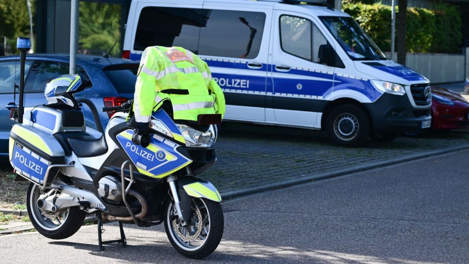Der Fundort wurde weiträumig abgesperrt.Bernd Weißbrod/dpa Der Fundort wurde weiträumig abgesperrt.Bernd Weißbrod/dpa