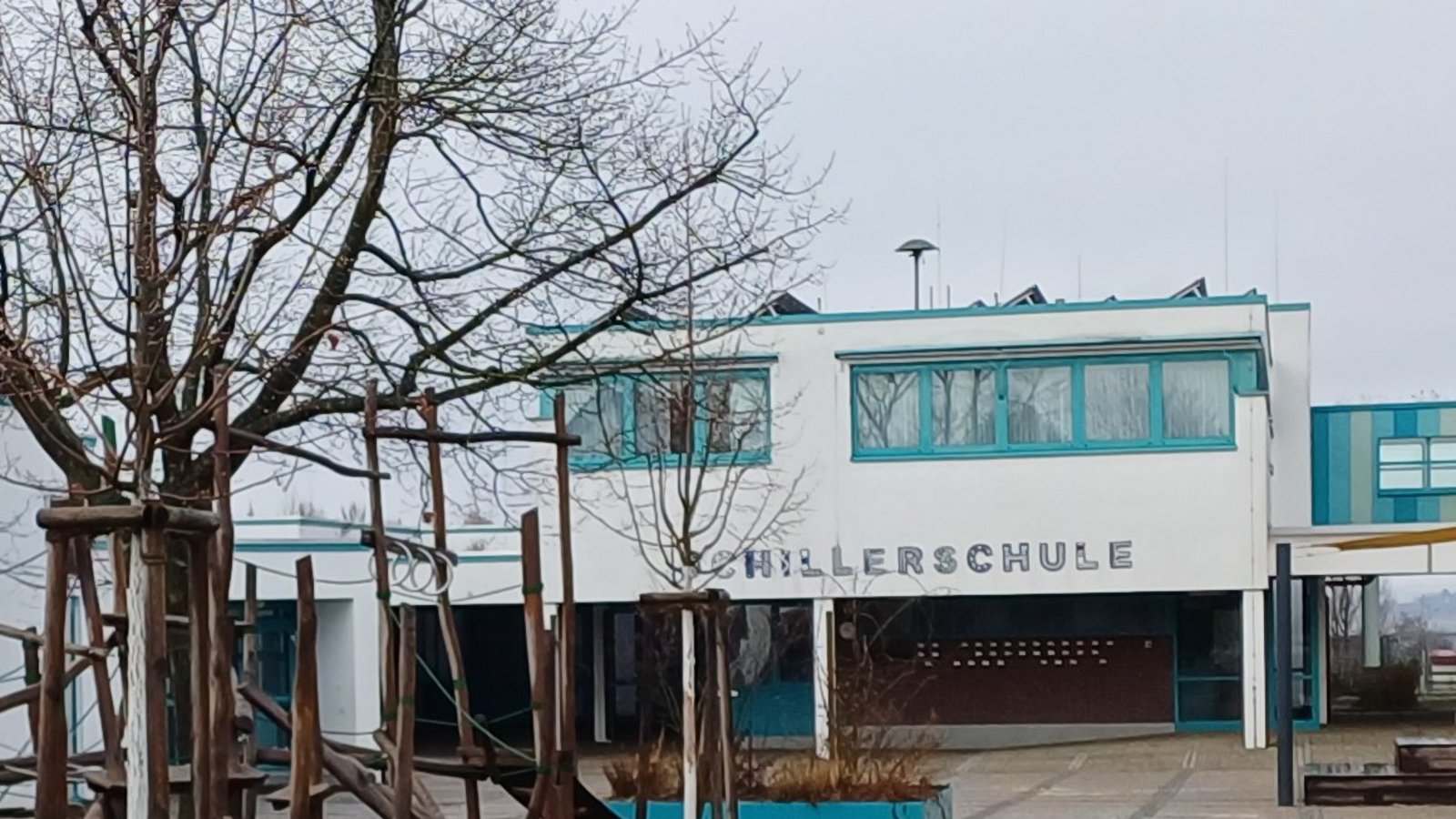 Auf dem Dach der Schillerschule in Hochdorf soll die alte durch eine neue Photovotaik-Anlage ersetzt werden.  Foto: Rücker