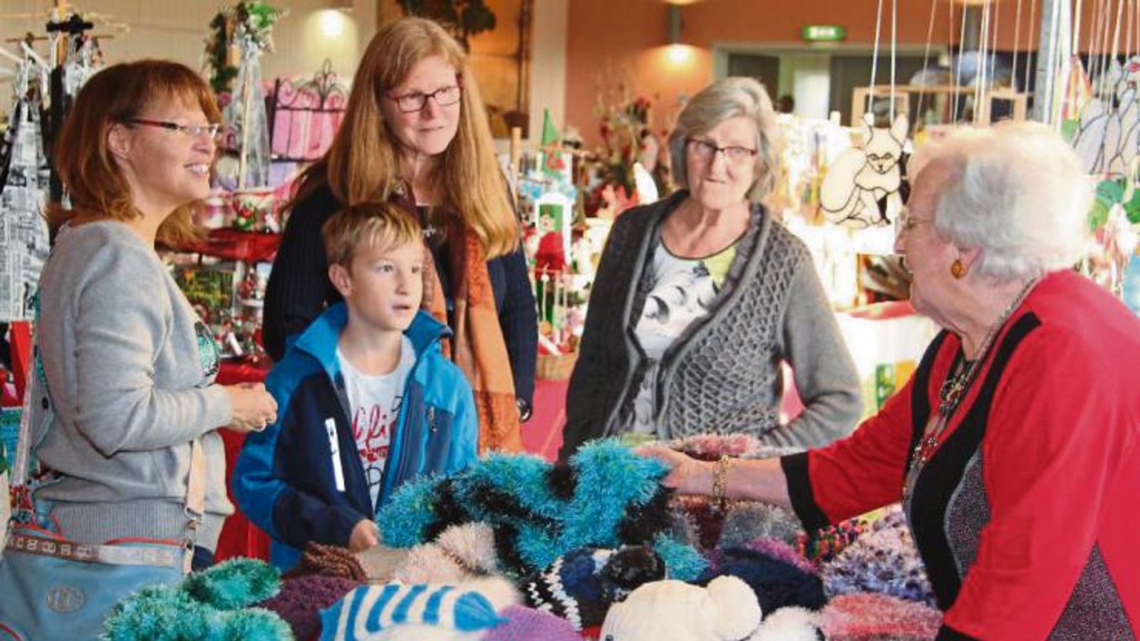 Die Mützen von Marianne Günther (rechts) stoßen in Oberriexingen auf großes Interesse.