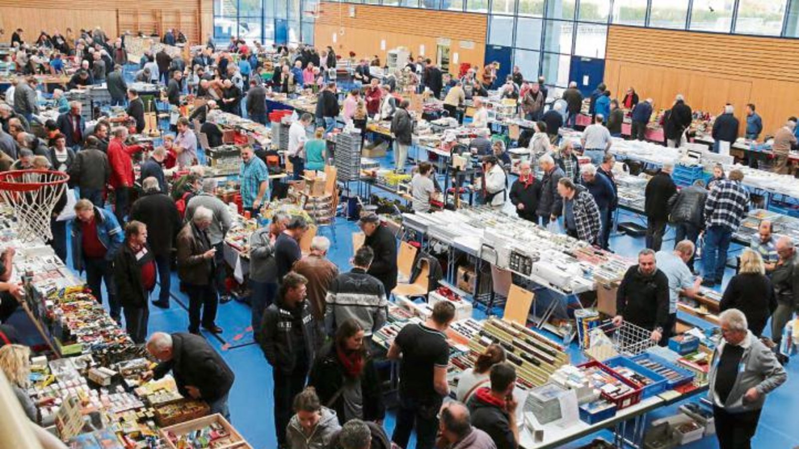 Die Modellbörse lockt Aussteller und Besucher gleichermaßen. Fotos: Bögel Die Modellbörse lockt Aussteller und Besucher gleichermaßen. Fotos: Bögel