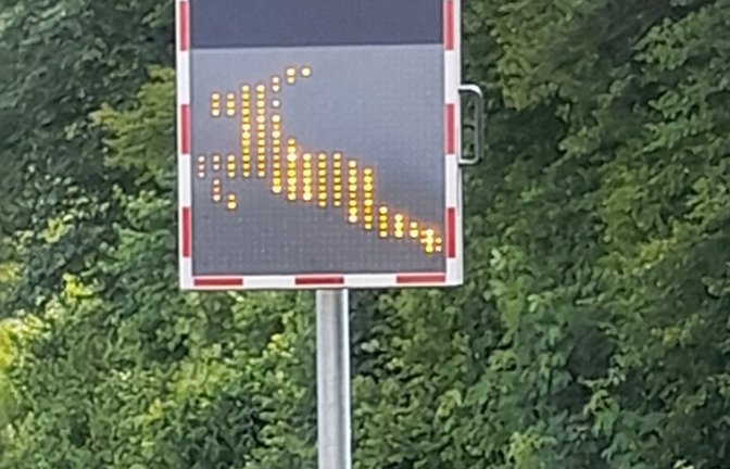 Displays wie hier zwischen Lienzingen und Illingen sollen Autofahrer warnen.