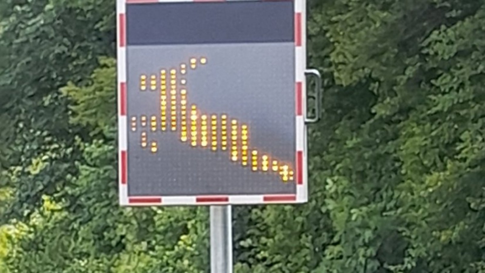 Displays wie hier zwischen Lienzingen und Illingen sollen Autofahrer warnen. Displays wie hier zwischen Lienzingen und Illingen sollen Autofahrer warnen.