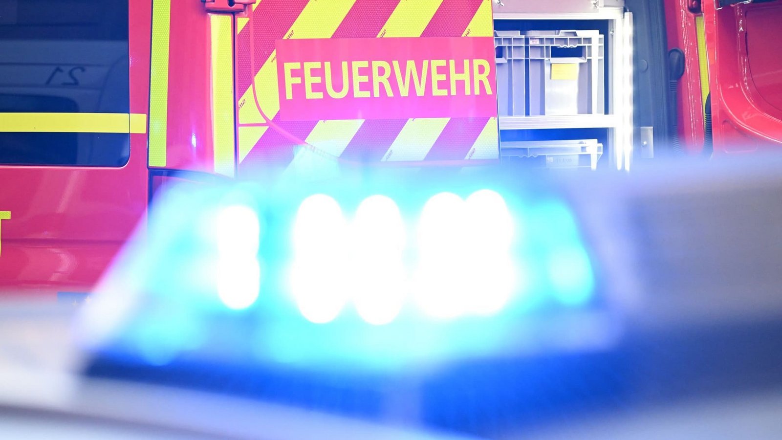 Feuerwehrleute sind auf der B38a in Mannheim wegen eines Wein-Anhängers im Einsatz. (Symbolbild)Bernd Weißbrod/dpa Feuerwehrleute sind auf der B38a in Mannheim wegen eines Wein-Anhängers im Einsatz. (Symbolbild)Bernd Weißbrod/dpa