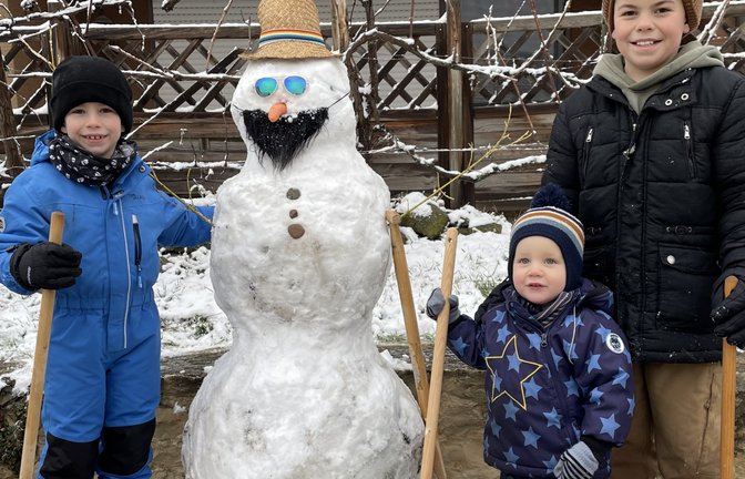  „Coolman im Sommerlook“ haben Paul, Hannes und Moritz aus Illingen ihren selbstgebauten Schneemann benannt. Fotografiert hat das winterliche Kunstwerk Stefanie Fink..