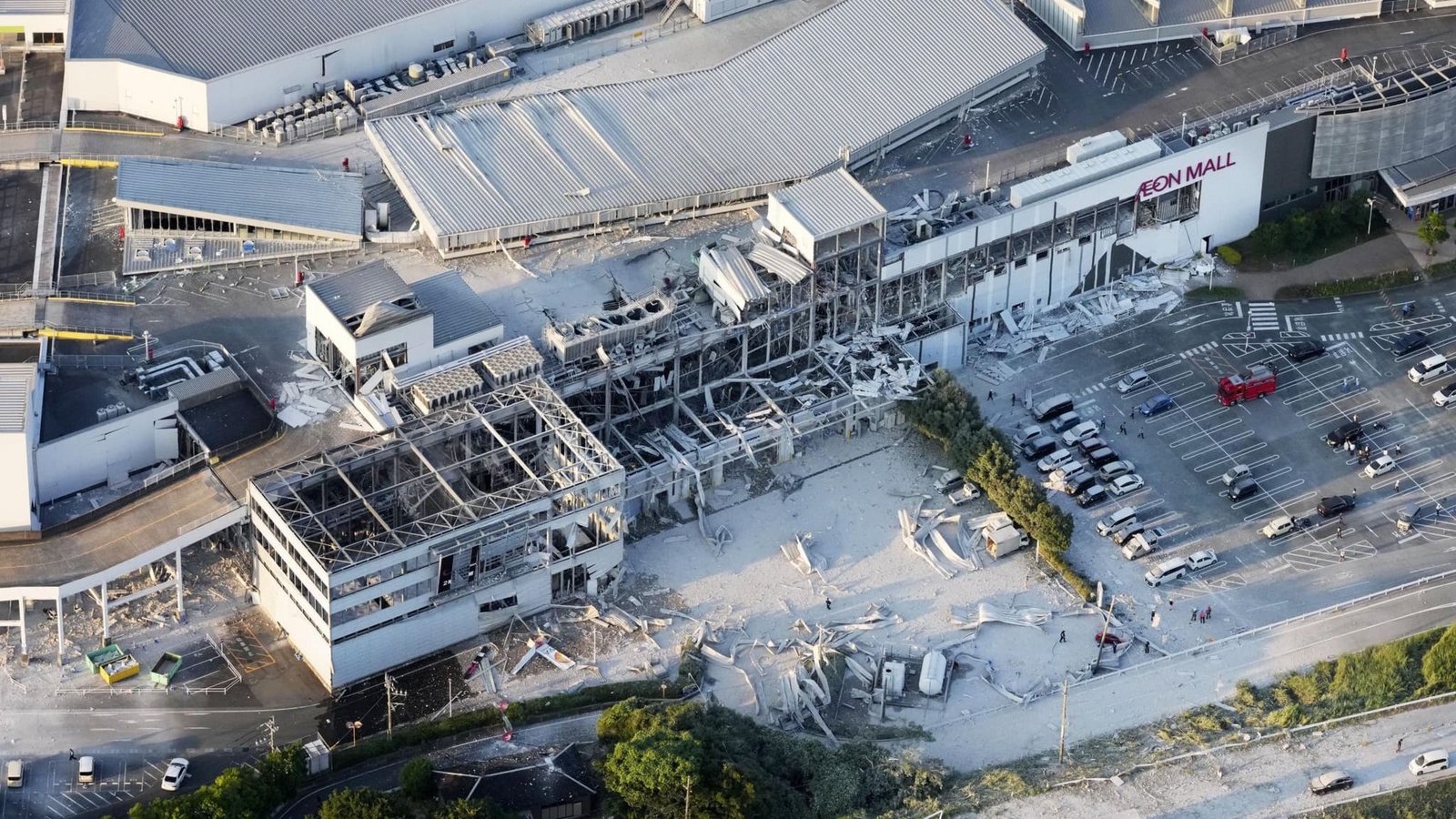 Das Foto aus einem Hubschrauber der Nachrichtenagentur Kyodo News zeigt das teilweise zerstörte Gebäude der Aeon Mall in Kashima in der Präfektur Kumamoto. Erneut wird Japan von einem starken Erdbeben erschüttert. Wieder trifft es eine Region, die erst vor zehn Jahren schwer getroffen worden war. (zu dpa: «Mindestens 13 Tote: Zahl der Erdbebenopfer in Japan steigt»)kyodo/dpa Das Foto aus einem Hubschrauber der Nachrichtenagentur Kyodo News zeigt das teilweise zerstörte Gebäude der Aeon Mall in Kashima in der Präfektur Kumamoto. Erneut wird Japan von einem starken Erdbeben erschüttert. Wieder trifft es eine Region, die erst vor zehn Jahren schwer getroffen worden war. (zu dpa: «Mindestens 13 Tote: Zahl der Erdbebenopfer in Japan steigt»)kyodo/dpa