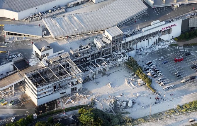 Das Foto aus einem Hubschrauber der Nachrichtenagentur Kyodo News zeigt das teilweise zerstörte Gebäude der Aeon Mall in Kashima in der Präfektur Kumamoto. Erneut wird Japan von einem starken Erdbeben erschüttert. Wieder trifft es eine Region, die erst vor zehn Jahren schwer getroffen worden war. (zu dpa: «Mindestens 13 Tote: Zahl der Erdbebenopfer in Japan steigt»)<span class='image-autor'>kyodo/dpa</span>