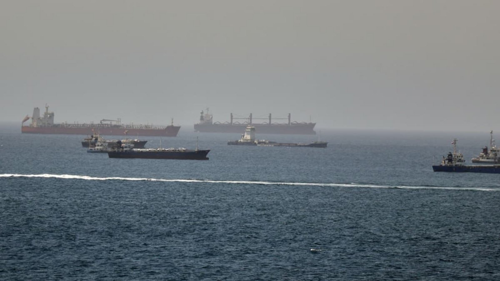 Im Golf von Oman, entlang der Schifffahrtsrouten zwischen der Straße von Hormus und dem Arabischen Meer Tanker und Frachtschiffe zu sehen.Uncredited/AP/dpa Im Golf von Oman, entlang der Schifffahrtsrouten zwischen der Straße von Hormus und dem Arabischen Meer Tanker und Frachtschiffe zu sehen.Uncredited/AP/dpa
