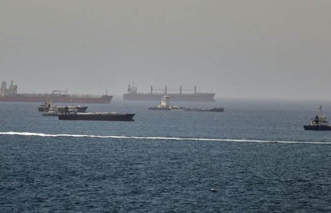 Im Golf von Oman, entlang der Schifffahrtsrouten zwischen der Straße von Hormus und dem Arabischen Meer Tanker und Frachtschiffe zu sehen.<span class='image-autor'>Uncredited/AP/dpa</span>