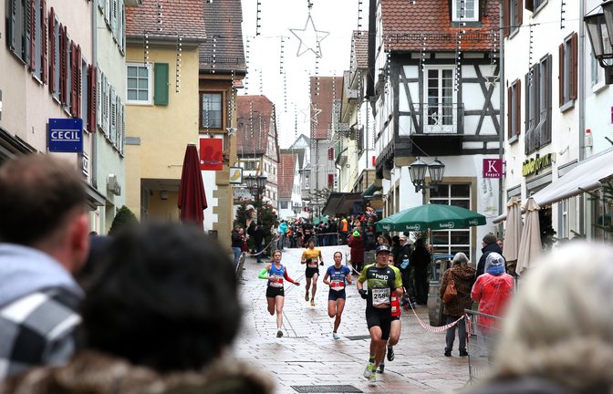 Trotz nasskalter Witterung ist die Laufstrecke durch die Bietigheimer Altstadt von zahlreichen Zuschauern gesäumt. <span class='image-autor'>Fotos: Küppers</span>