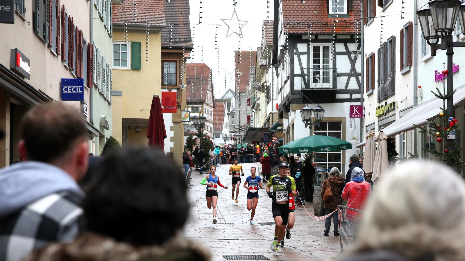 Trotz nasskalter Witterung ist die Laufstrecke durch die Bietigheimer Altstadt von zahlreichen Zuschauern gesäumt. Fotos: Küppers