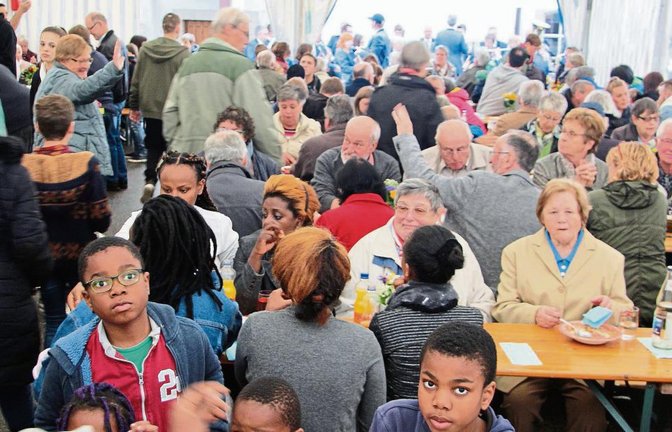 Geschützt vom Zeltdach feierten die Gemeindeglieder am Sonntag trotz des regnerischen und kühlen Wetters ihr Fest an der Oberriexinger Georgskirche.  Fotos: Gergen