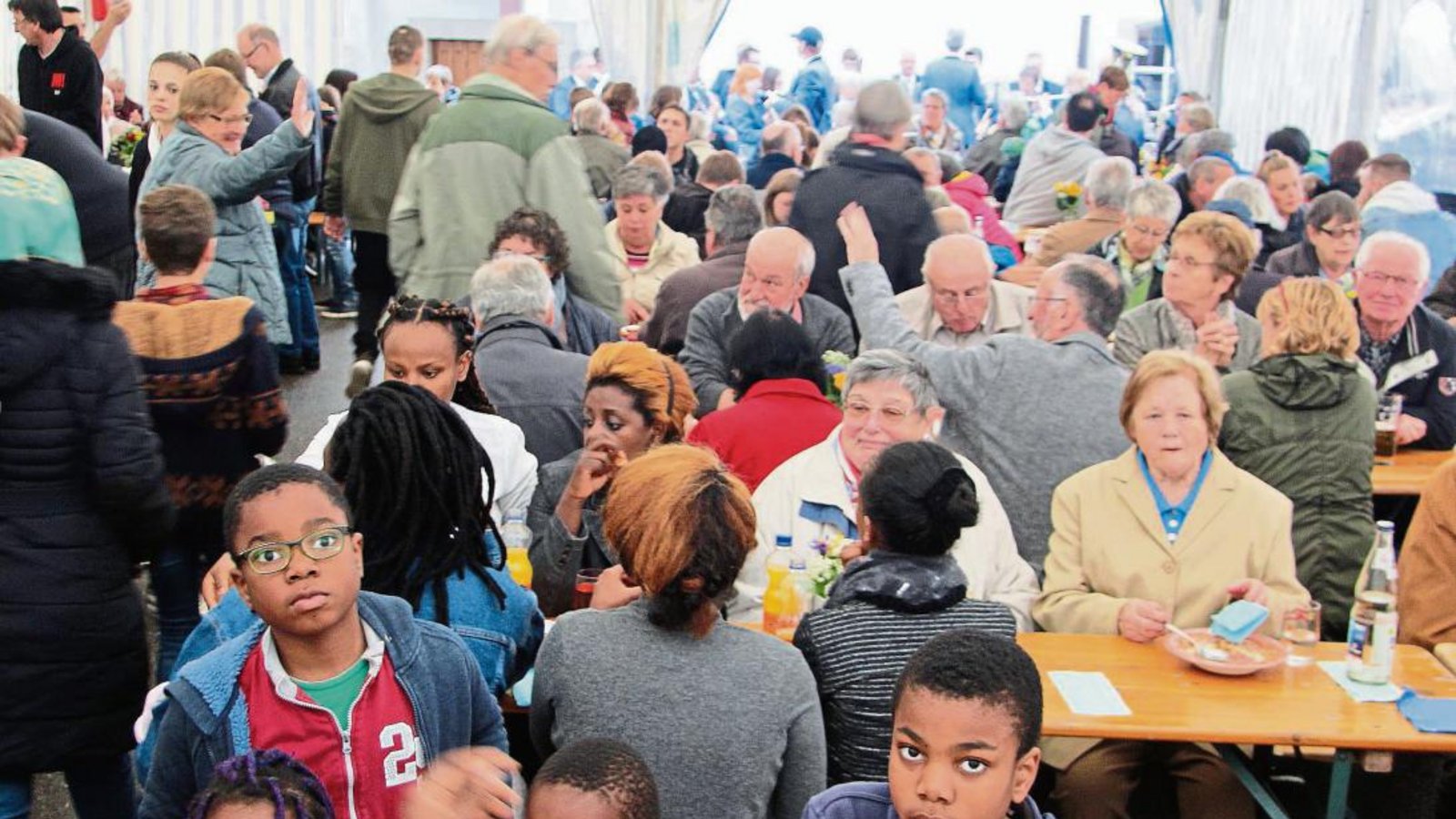 Geschützt vom Zeltdach feierten die Gemeindeglieder am Sonntag trotz des regnerischen und kühlen Wetters ihr Fest an der Oberriexinger Georgskirche. Fotos: Gergen Geschützt vom Zeltdach feierten die Gemeindeglieder am Sonntag trotz des regnerischen und kühlen Wetters ihr Fest an der Oberriexinger Georgskirche. Fotos: Gergen
