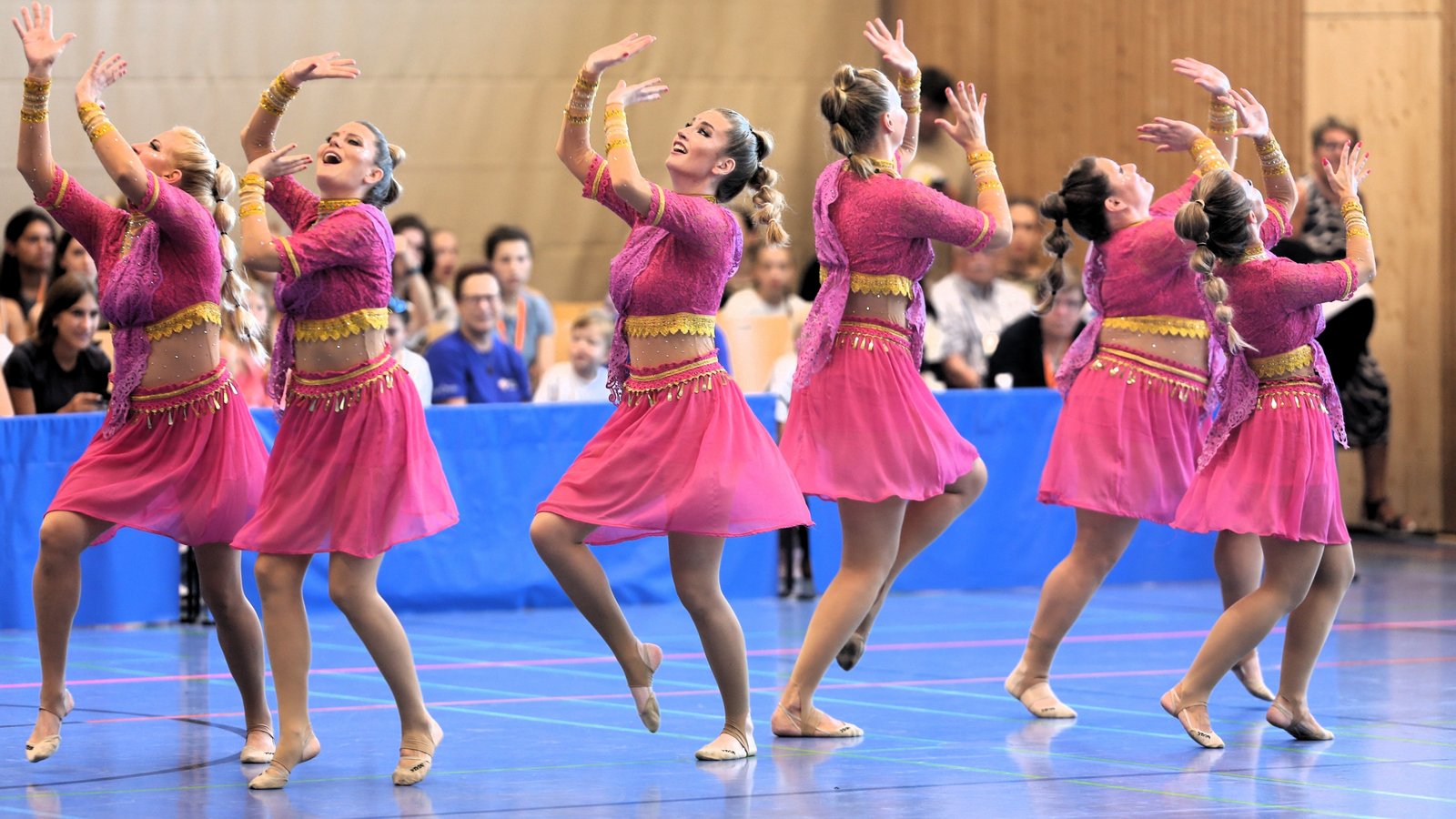 Bei ihrem Auftritt beim „Deutschland Cup Dance“: die Sersheimer Gruppe „Goldies“. Foto: Küppers/Archiv Bei ihrem Auftritt beim „Deutschland Cup Dance“: die Sersheimer Gruppe „Goldies“. Foto: Küppers/Archiv