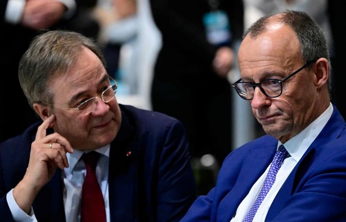 Hilft die Brandmauer, oder schadet sie? Der frühere CDU-Kanzlerkandidat Armin Laschet und der aktuelle Kanzler Friedrich Merz<span class='image-autor'>John MacDougall/AFP</span>