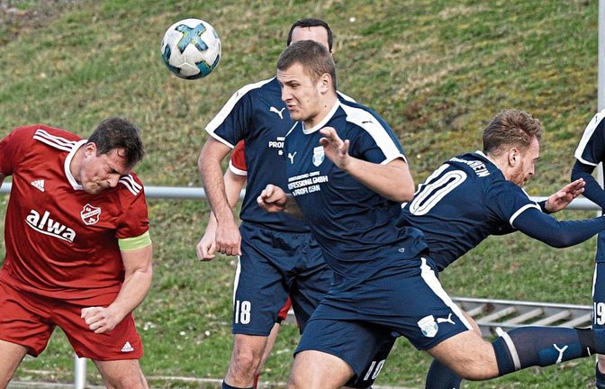 Timo Etzel (links) hat es gestern mehrmals mit Kopfbällen versucht. Diesen Versuch konnten die Besigheimer um Martin Grubesic (Mitte) noch klären. Kurz nach dem Seitenwechsel gelang Etzel der Anschlusstreffer zum 1:2, ehe die SGM Hohenhaslach/Freudental dann aber unterging. Foto: Leitner