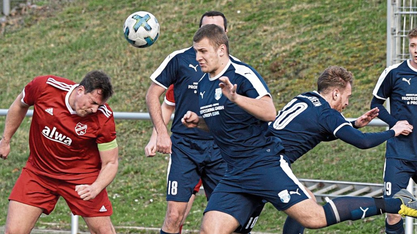 Timo Etzel (links) hat es gestern mehrmals mit Kopfbällen versucht. Diesen Versuch konnten die Besigheimer um Martin Grubesic (Mitte) noch klären. Kurz nach dem Seitenwechsel gelang Etzel der Anschlusstreffer zum 1:2, ehe die SGM Hohenhaslach/Freudental dann aber unterging. Foto: Leitner Timo Etzel (links) hat es gestern mehrmals mit Kopfbällen versucht. Diesen Versuch konnten die Besigheimer um Martin Grubesic (Mitte) noch klären. Kurz nach dem Seitenwechsel gelang Etzel der Anschlusstreffer zum 1:2, ehe die SGM Hohenhaslach/Freudental dann aber unterging. Foto: Leitner