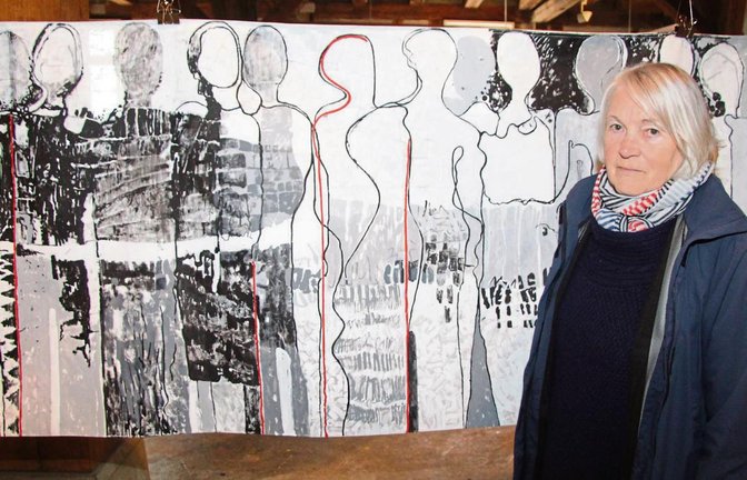 Grete Werner-Wesner vor ihrer Fahne „Zäsur“ von 2016 und wieder bereit für die Auseinandersetzung mit einem neuen Thema. Fotos: Gergen