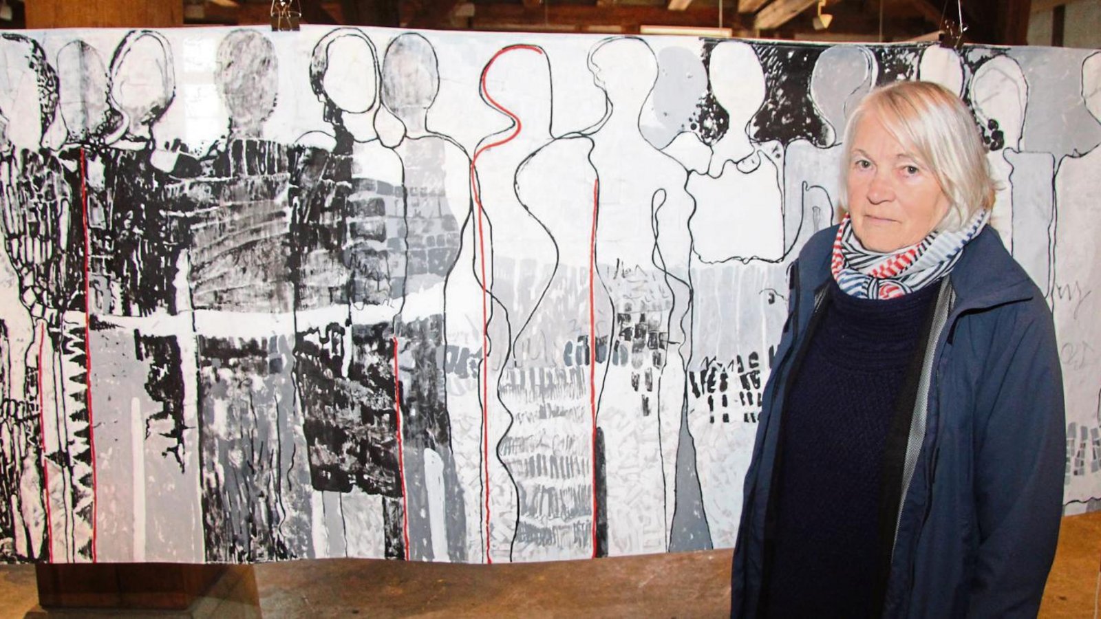 Grete Werner-Wesner vor ihrer Fahne „Zäsur“ von 2016 und wieder bereit für die Auseinandersetzung mit einem neuen Thema. Fotos: Gergen Grete Werner-Wesner vor ihrer Fahne „Zäsur“ von 2016 und wieder bereit für die Auseinandersetzung mit einem neuen Thema. Fotos: Gergen