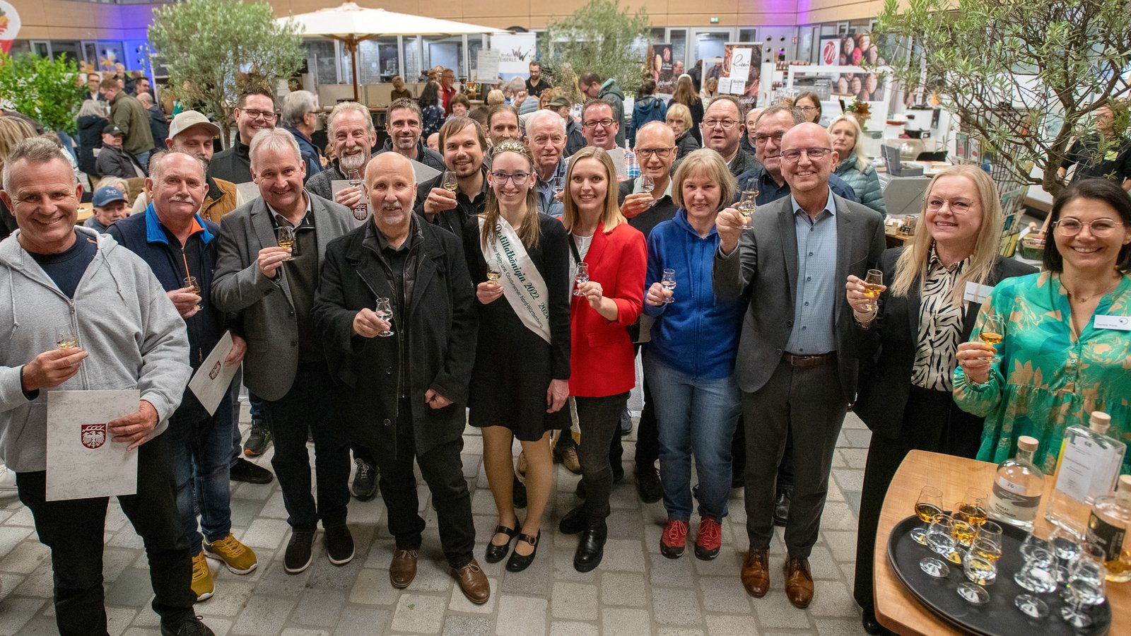 Insgesamt 33 Urkunden werden bei der Obstbrandprämierung im Ludwigsburger Kreishaus ausgehändigt.  Foto: LL
