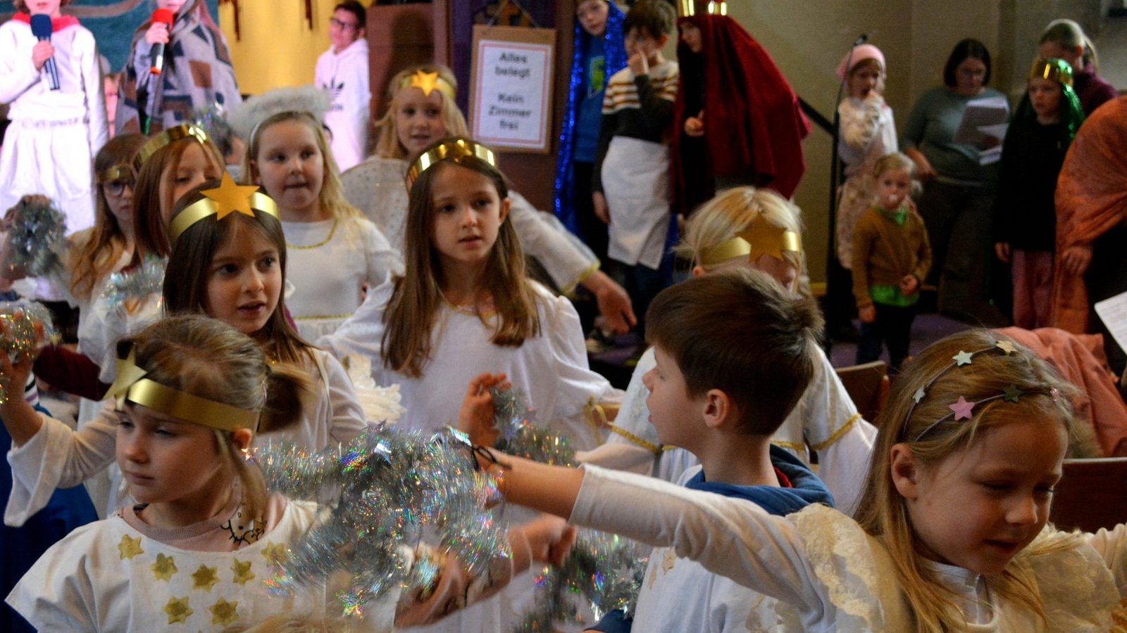 Die Engel verkünden in der Illinger Cyriakuskirche die Botschaft.  Foto: Stahlfeld