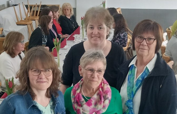 Stabwechsel bei den Landfrauen: Marina Reichardt (von links), Freya Dürr, Annette Kurz und Sylvia Gögel.  <span class='image-autor'>Foto: Glemser</span>