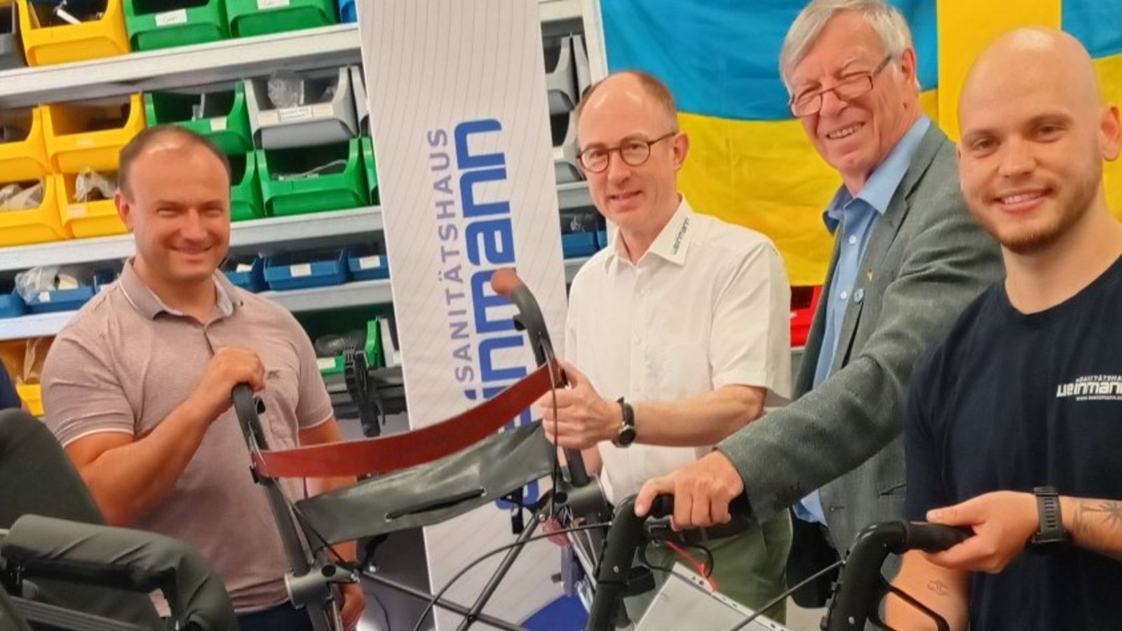 Péter Szeghljanik (2.von links) und Ulrich Hirsch (2. von rechts) bei der Besichtigung von Rollstühlen im Göppinger Sanitätshaus. Foto: p Péter Szeghljanik (2.von links) und Ulrich Hirsch (2. von rechts) bei der Besichtigung von Rollstühlen im Göppinger Sanitätshaus. Foto: p