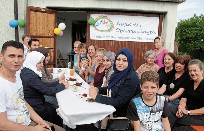 Nach dem Einkauf im neuen Sachspendenlager nutzten die Asylbewerber ebenso wie die ehrenamtlichen Helfer die Gelegenheit zum Gespräch.  Fotos: Gergen