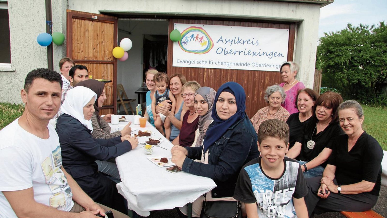 Nach dem Einkauf im neuen Sachspendenlager nutzten die Asylbewerber ebenso wie die ehrenamtlichen Helfer die Gelegenheit zum Gespräch. Fotos: Gergen Nach dem Einkauf im neuen Sachspendenlager nutzten die Asylbewerber ebenso wie die ehrenamtlichen Helfer die Gelegenheit zum Gespräch. Fotos: Gergen