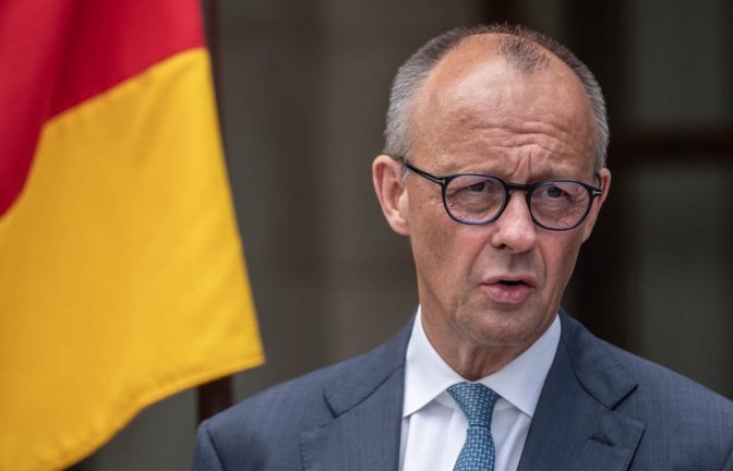 Bundeskanzler Friedrich Merz hat Kritik an der Rechtsstaatlichkeit eines Verfahrens in Stuttgart-Stammheim gegen Pro-Palästina-Aktivisten zurückgewiesen.<span class='image-autor'>Michael Kappeler/dpa</span>