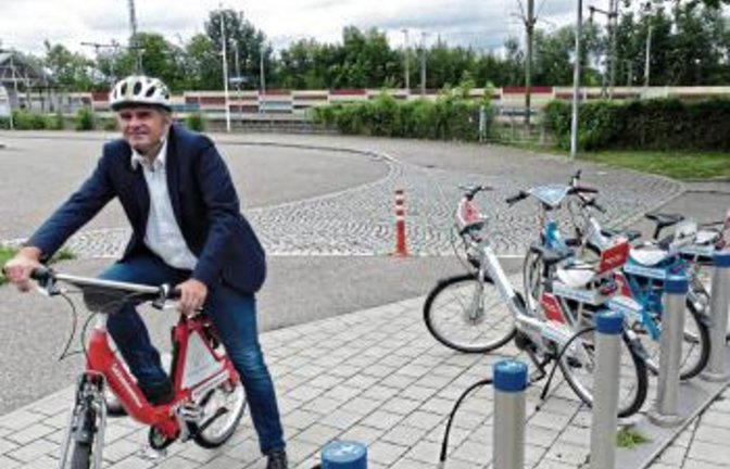 Bürgermeister Holger Albrich stellte das neue Kommunenrad der Öffentlichkeit vor. Foto: p