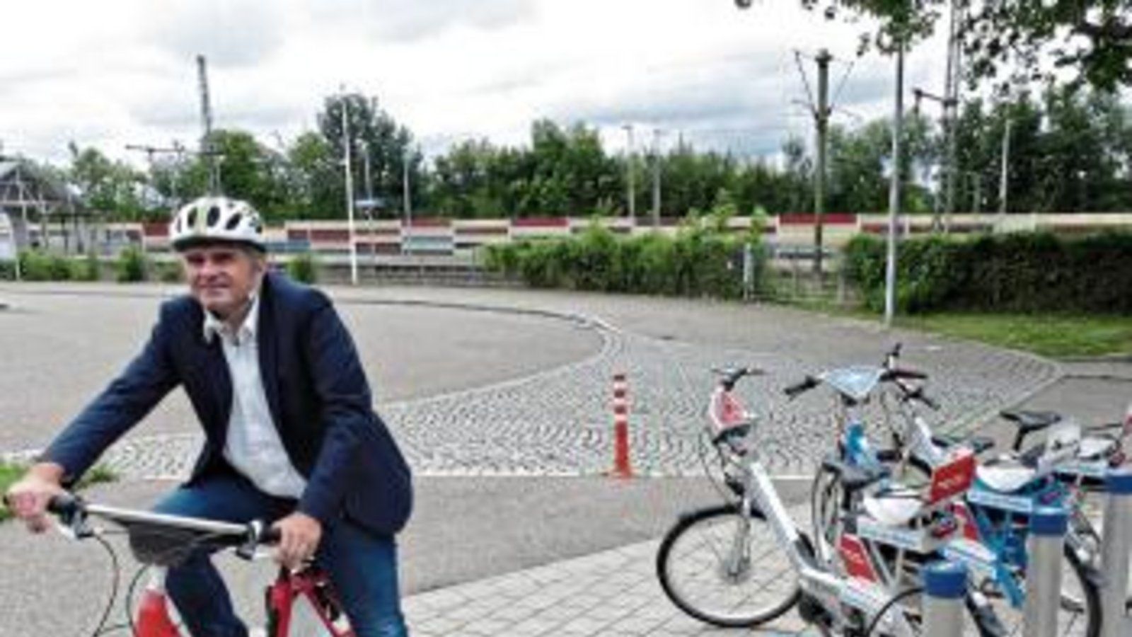 Bürgermeister Holger Albrich stellte das neue Kommunenrad der Öffentlichkeit vor. Foto: p Bürgermeister Holger Albrich stellte das neue Kommunenrad der Öffentlichkeit vor. Foto: p