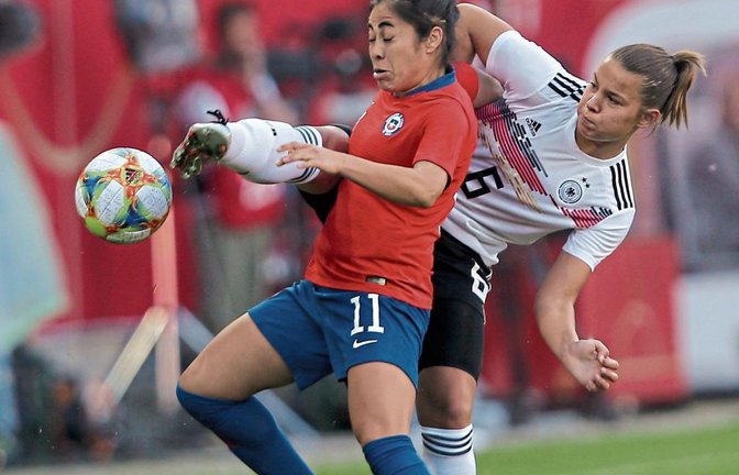 Lena Oberdorf (rechts) ist mit 17 Jahren die jüngste Spielerin im Aufgebot der deutschen Nationalmannschaft. Foto: ddp