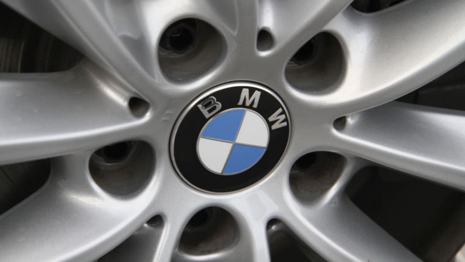 Ein BMW-Fahrer hat in der Nacht auf Samstag einen Unfall in Nürtigen gebaut und ist anschließend geflüchtet (Symbolfoto).Eibner-Pressefoto Ein BMW-Fahrer hat in der Nacht auf Samstag einen Unfall in Nürtigen gebaut und ist anschließend geflüchtet (Symbolfoto).Eibner-Pressefoto