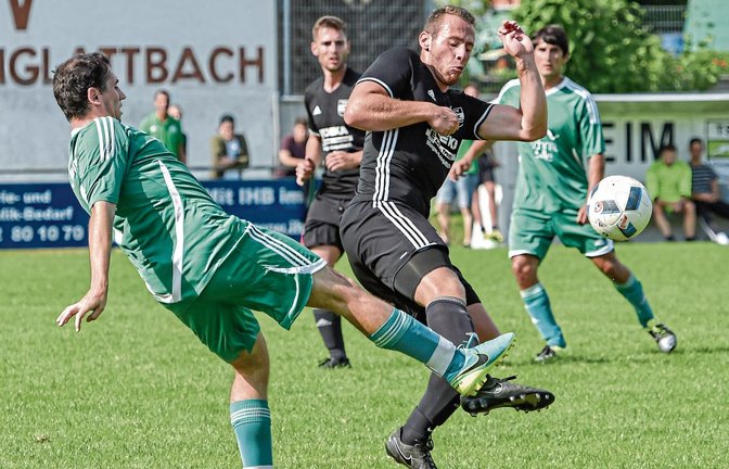Für den SV Iptingen (links Benjamin Rapp) geht es darum, aus den nächsten vier Spielen möglichst viele Punkte zu holen. Foto: Leitner