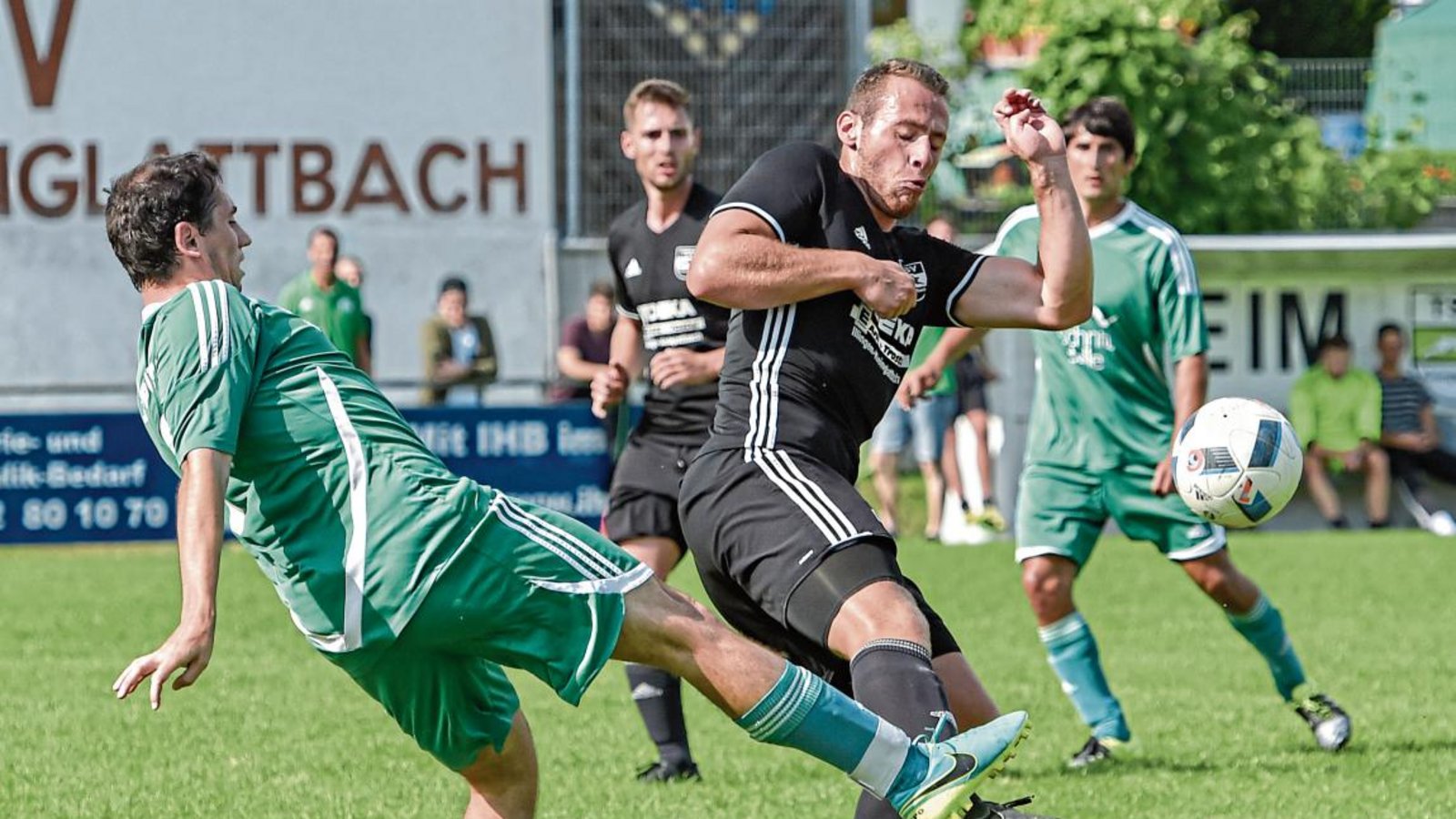 Für den SV Iptingen (links Benjamin Rapp) geht es darum, aus den nächsten vier Spielen möglichst viele Punkte zu holen. Foto: Leitner