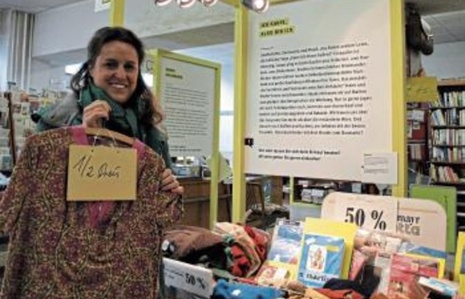 Michaela Krimmer präsentiert eines der vielen Sonderangebote, die einst quer durch alle gut gefüllten Regale zu haben waren.  Foto: Filitz