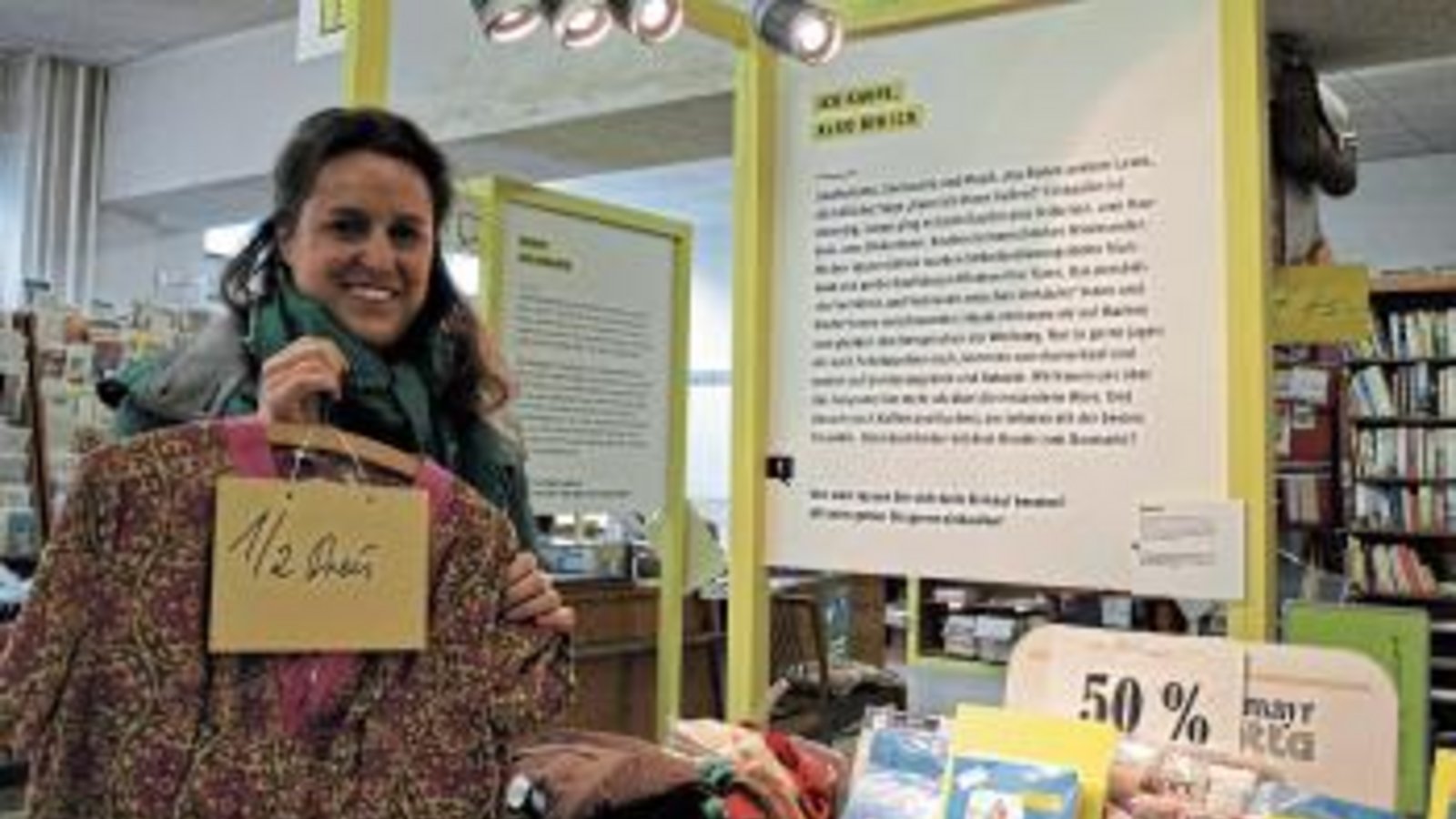 Michaela Krimmer präsentiert eines der vielen Sonderangebote, die einst quer durch alle gut gefüllten Regale zu haben waren. Foto: Filitz Michaela Krimmer präsentiert eines der vielen Sonderangebote, die einst quer durch alle gut gefüllten Regale zu haben waren. Foto: Filitz