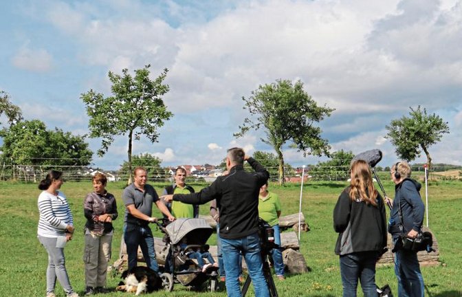 Der Kameramann dirigiert bei der Rennbahn die Familie und Faber-Schrecklein.