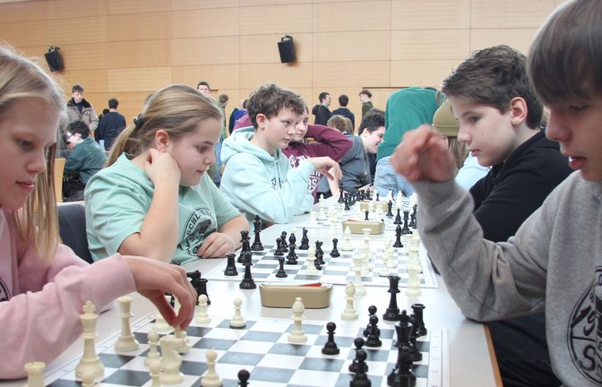 Gut schlagen sich die Spielerinnen und Spieler der Schlossbergschule bei der Schulschach-Bezirksmeisterschaft. Für die nächste Runde reicht es dieses Mal aber nicht ganz.  <span class='image-autor'>Foto: Banholzer</span>