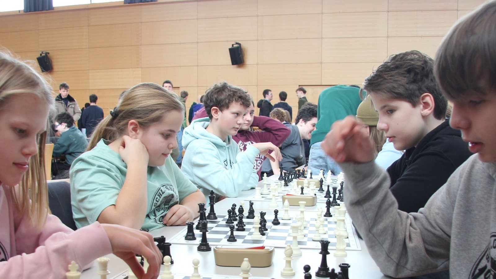 Gut schlagen sich die Spielerinnen und Spieler der Schlossbergschule bei der Schulschach-Bezirksmeisterschaft. Für die nächste Runde reicht es dieses Mal aber nicht ganz.  Foto: Banholzer