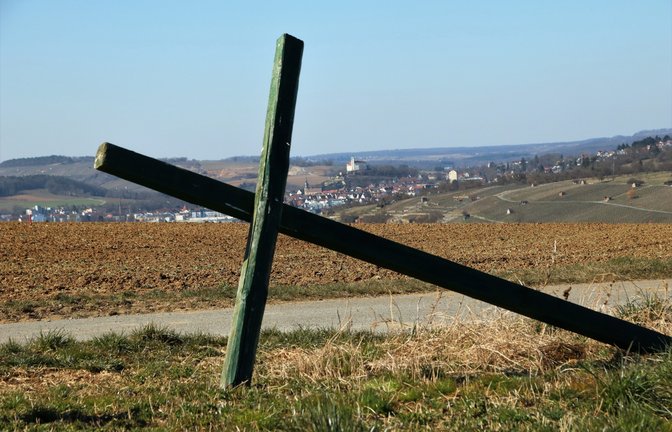 Diegrünen Kreuze auf den Feldern sollen eigentlich ein Mahnzeichen der Landwirte gegenüber Politik und Gesellschaft darstellen und Verbraucher zum Nachdenken anregen. Sie können in diesen Tagen auch ein Aufruf für Frieden werden. Doch der Frieden ist eine morsche Sache, wie dieses Kreuz an der Enzweihinger Steige beweist.  <span class='image-autor'>Foto: Arning</span>