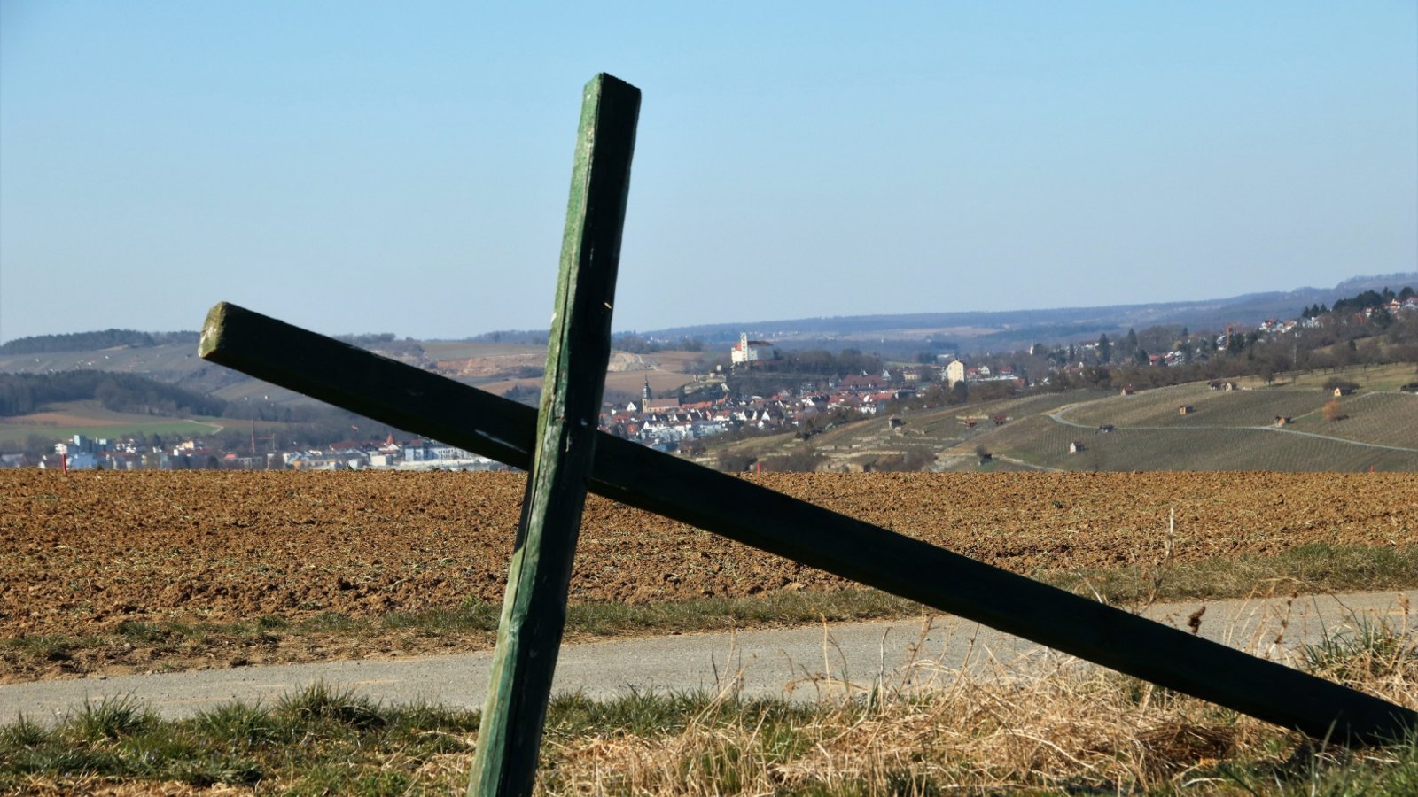 Diegrünen Kreuze auf den Feldern sollen eigentlich ein Mahnzeichen der Landwirte gegenüber Politik und Gesellschaft darstellen und Verbraucher zum Nachdenken anregen. Sie können in diesen Tagen auch ein Aufruf für Frieden werden. Doch der Frieden ist eine morsche Sache, wie dieses Kreuz an der Enzweihinger Steige beweist. Foto: Arning Diegrünen Kreuze auf den Feldern sollen eigentlich ein Mahnzeichen der Landwirte gegenüber Politik und Gesellschaft darstellen und Verbraucher zum Nachdenken anregen. Sie können in diesen Tagen auch ein Aufruf für Frieden werden. Doch der Frieden ist eine morsche Sache, wie dieses Kreuz an der Enzweihinger Steige beweist. Foto: Arning