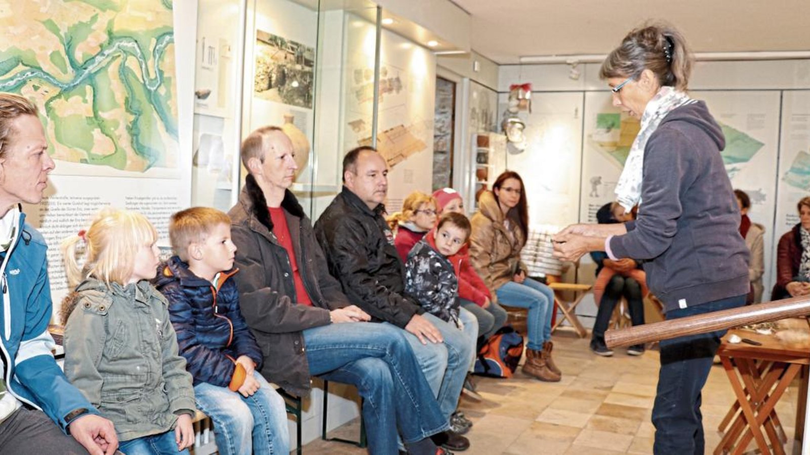 Im Römermuseum kann man von Cornelia Karow immer wieder interessante Geschichte(n) hören. Fotos: Gergen Im Römermuseum kann man von Cornelia Karow immer wieder interessante Geschichte(n) hören. Fotos: Gergen