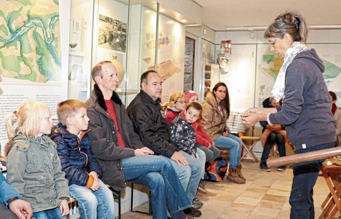 Im Römermuseum kann man von Cornelia Karow immer wieder interessante Geschichte(n) hören. Fotos: Gergen