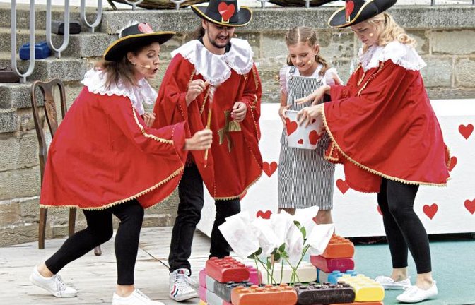 Die Soldaten entfernen die weißen Rosen bevor die Herzkönigin eintrifft.