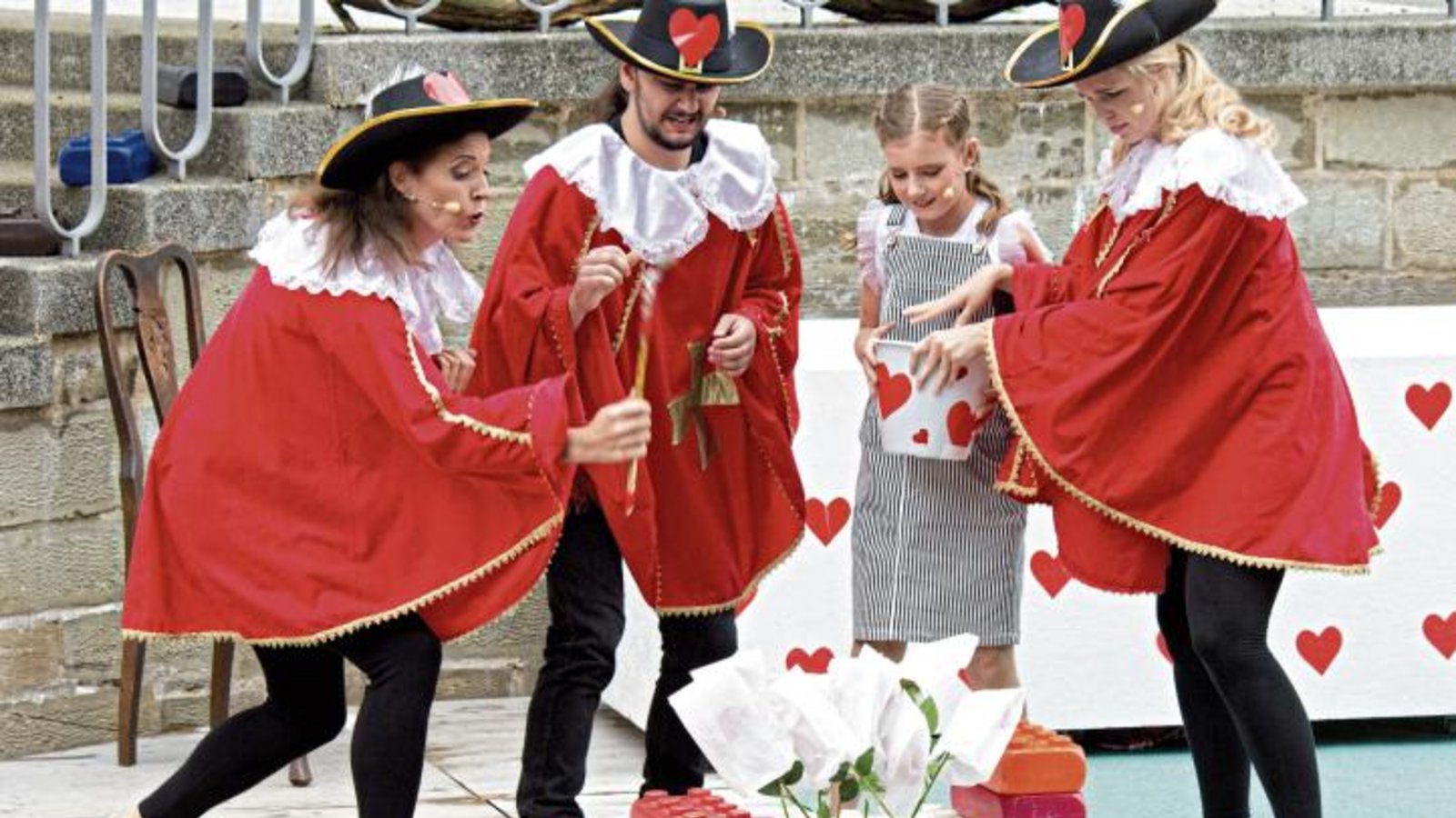 Die Soldaten entfernen die weißen Rosen bevor die Herzkönigin eintrifft.