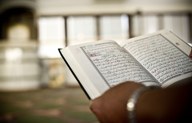 Person bei der Lektüre des Korans (Symbolbild)<span class='image-autor'>Foto: ppfotodesign/Max Kovalenko</span>