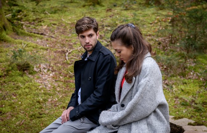 Henry (Elias Reichert, l.) und Maxi (Katharina Scheuba, r.) treffen am Wunschbrunnen aufeinander und haben das Gefühl, dass das kein Zufall ist.<span class='image-autor'>Foto: ARD/WDR/Christof Arnold</span>
