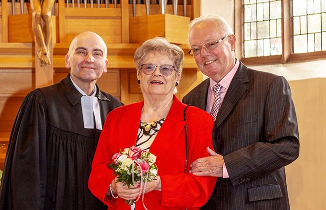 Anneliese und Dietmar Greif (rechts) bei ihrer Goldenen Hochzeit in der Kirche, in der sie einst geheiratet haben.<span class='image-autor'>Foto: privat/Christa Kusterer</span>