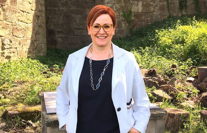 Birgit Hannemann am Wahrzeichen ihrer Gemeinde – der Burgruine Weibertreu<span class='image-autor'>Foto: Philipp Schulte</span>